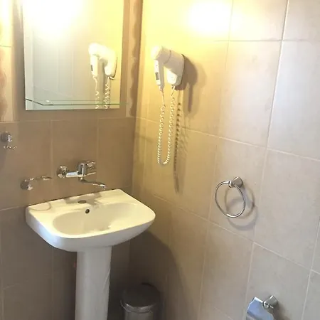 Akris מלון 3*